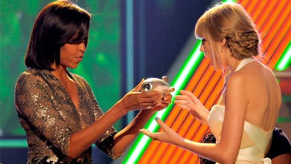 Big Helper Michelle Obama Presents Kids’ Choice Award to Taylor Swift